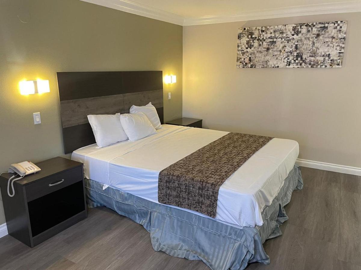Colony Motel 2*